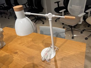 Lámpara de mesa blanca y madera