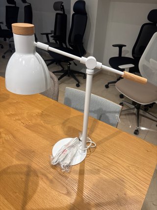 Lámpara de mesa blanca y madera