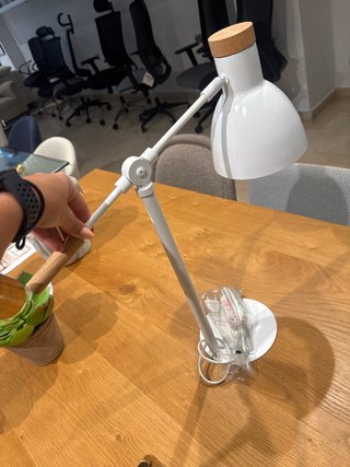 Lámpara de mesa blanca y madera
