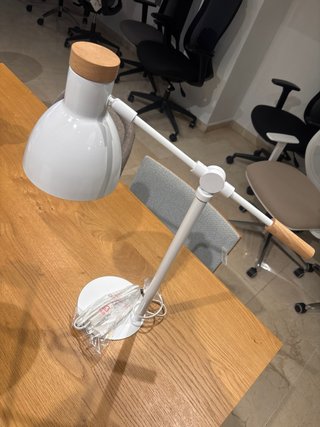 Lámpara de mesa blanca y madera