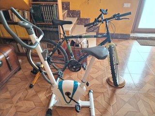 Bicicleta de montaña, rodillo y estática