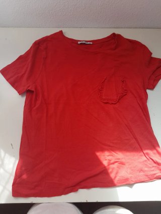 Camiseta Zara roja con bolsillo