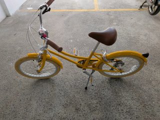 Bicicleta infantil amarilla