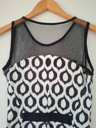 Vestido negro y blanco con transparencias
