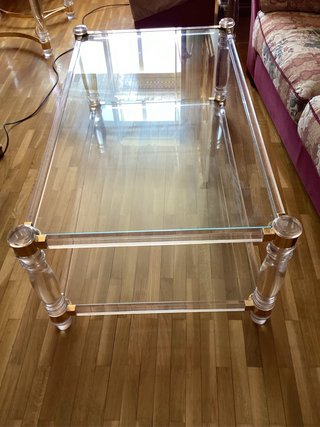 Mesa centro cristal y detalles dorados