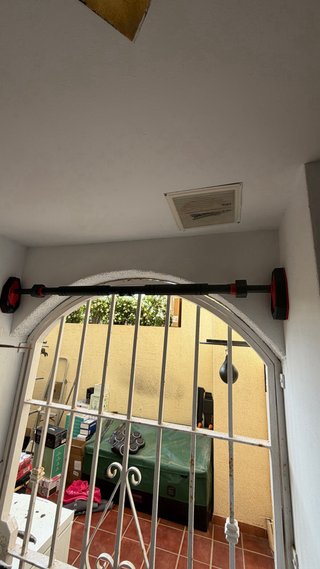 Barra dominadas puerta ajustable