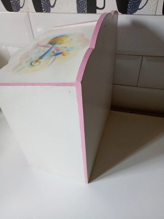 Mueble de madera para muñecas