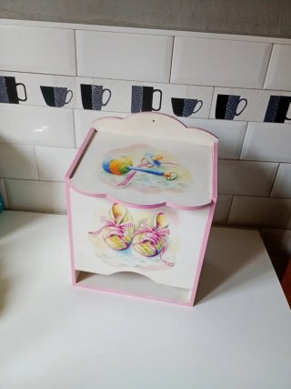 Mueble de madera para muñecas