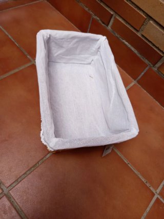 Cesta mimbre color miel con tela blanca