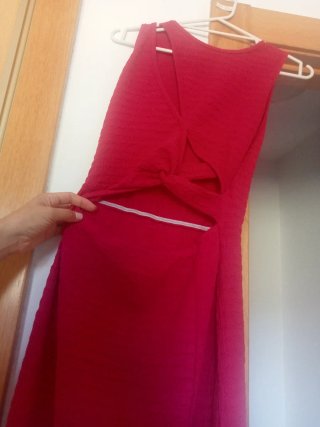 Vestido fucsia con cut-outs