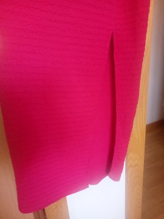 Vestido fucsia con cut-outs