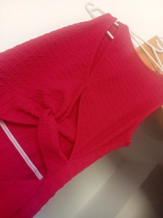 Vestido fucsia con cut-outs