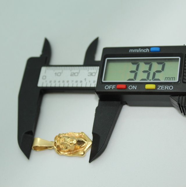 Colgante de oro de 18k. Peso: 4.92 gr.
