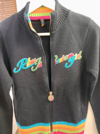 Chaqueta niña o mujer negra con bordados y rayas