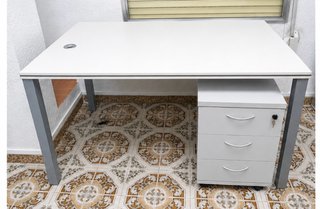 Escritorio oficina con cajonera y llave
