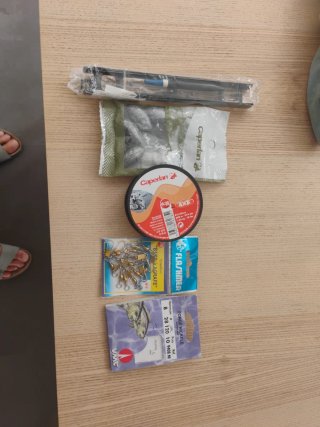 Accesorios pesca: sedal, plomos, anzuelos