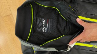 Mono 2 piezas cuero IXON Vortex 2 flúor talla S