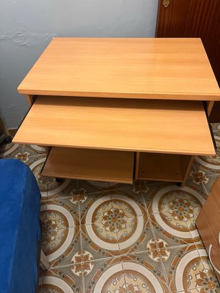 Escritorio de madera con bandeja
