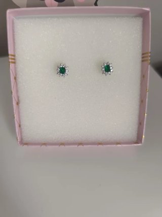 Pendientes con cristal verde estilo esmeralda.
