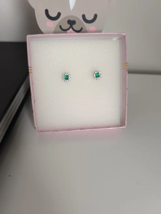 Pendientes con cristal verde estilo esmeralda.