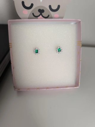 Pendientes con cristal verde estilo esmeralda.