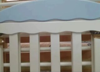 CUNA DE MADERA SEMINUEVA BLANCA Y AZUL CLARO