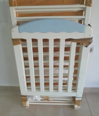CUNA DE MADERA SEMINUEVA BLANCA Y AZUL CLARO