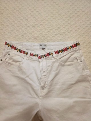 Pantalón blanco Cortefiel bordado floral