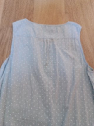 Blusa de puntos azul sin mangas