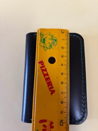 Tarjetero de cuero minimalista