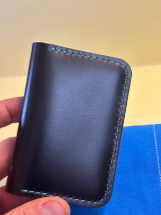 Tarjetero de cuero minimalista