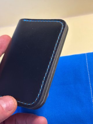 Tarjetero de cuero minimalista
