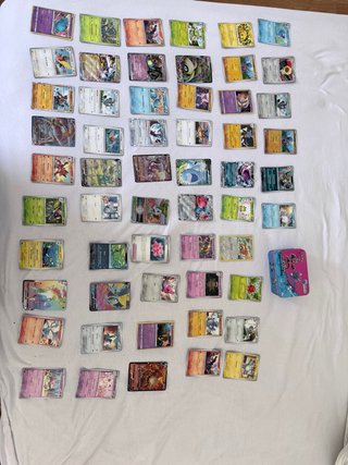 Caja de cartas Pokémon + 56 cartas