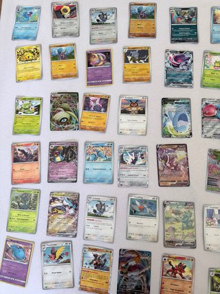 Caja de cartas Pokémon + 56 cartas