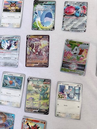 Caja de cartas Pokémon + 56 cartas
