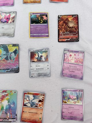 Caja de cartas Pokémon + 56 cartas
