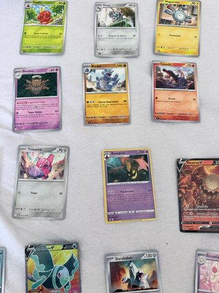Caja de cartas Pokémon + 56 cartas
