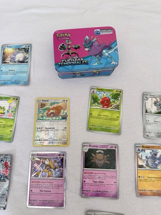 Caja de cartas Pokémon + 56 cartas