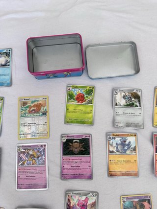 Caja de cartas Pokémon + 56 cartas