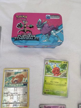 Caja de cartas Pokémon + 56 cartas