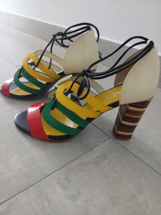 Sandalias de tacón con tiras