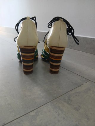 Sandalias de tacón con tiras