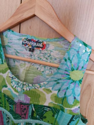 Camiseta sin mangas. Marca Desigual. Talla S
