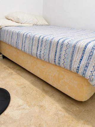 Cama canapé beige y azul