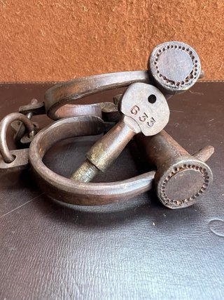 Manette antiche in ferro battuto con chiave