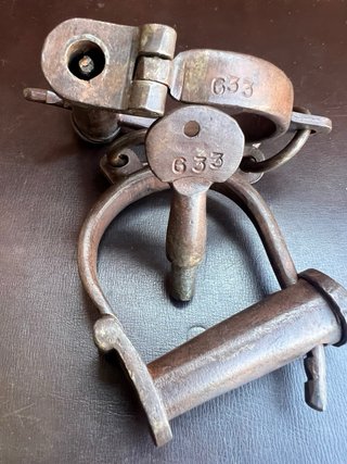 Manette antiche in ferro battuto con chiave