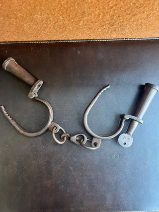 Manette antiche in ferro battuto con chiave