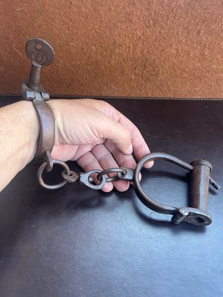 Manette antiche in ferro battuto con chiave