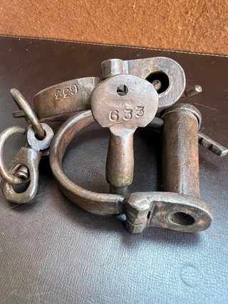 Manette antiche in ferro battuto con chiave