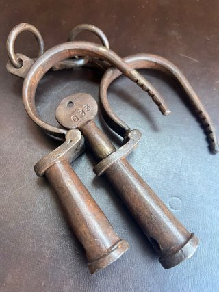 Manette antiche in ferro battuto con chiave